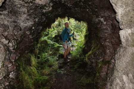 Tunel do kráteru Cabeço dos Trinta byl vysekán kvůli těžbě kamene.